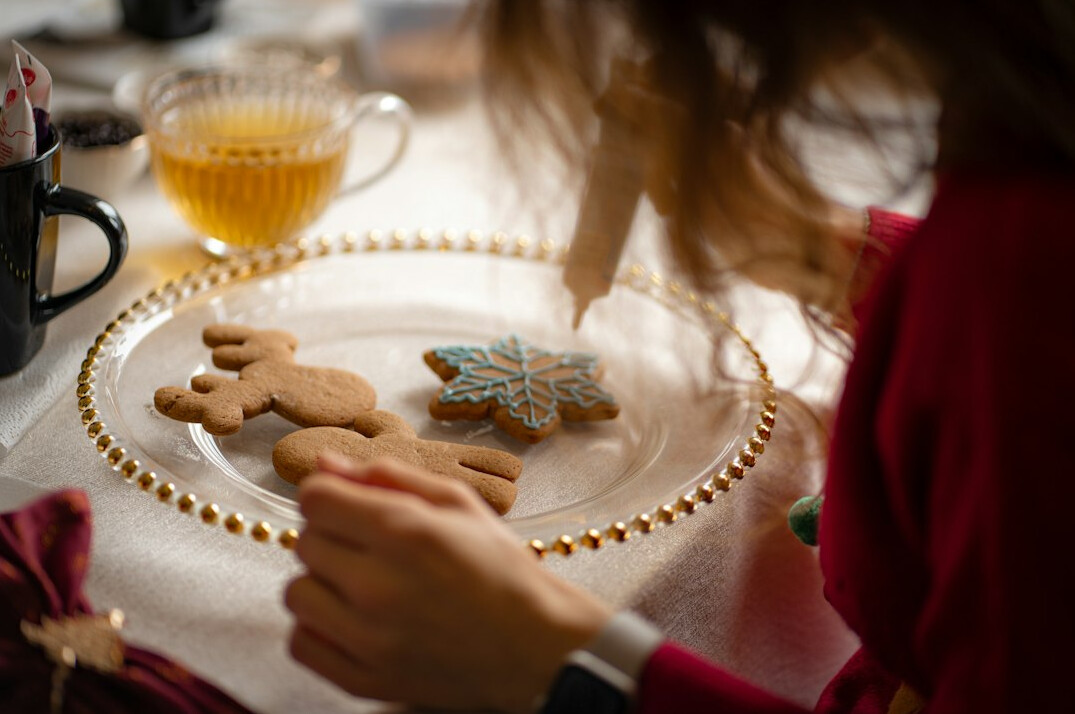 family baking cookies